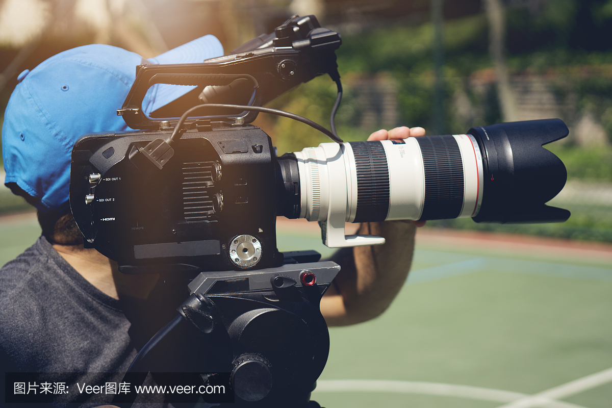 图像模糊的电影拍摄或视频制作和电影摄制组在户外使用摄像设备和闪光效果。